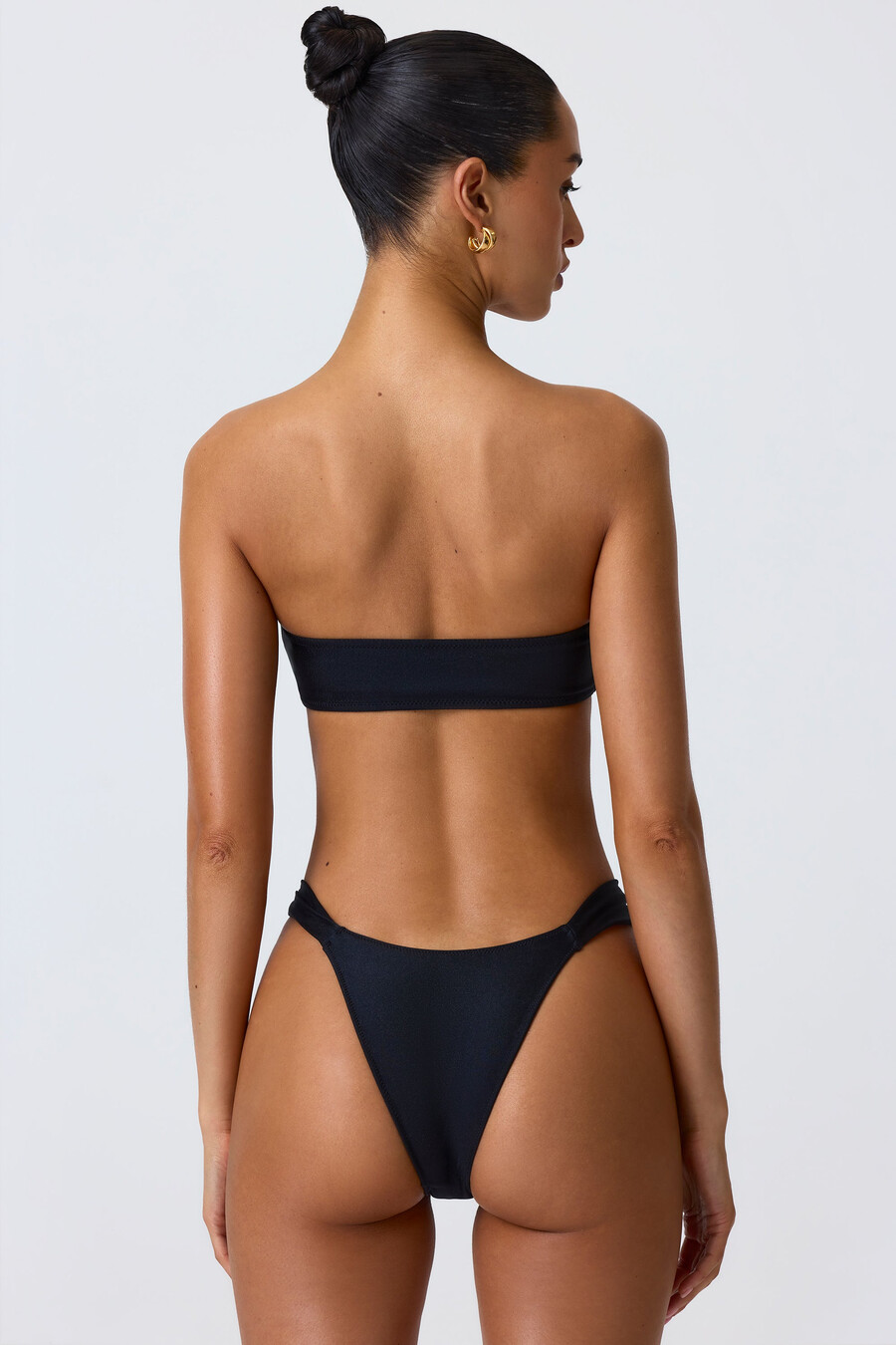 zdobený výstřih bandeau bikinový top v černé barvě