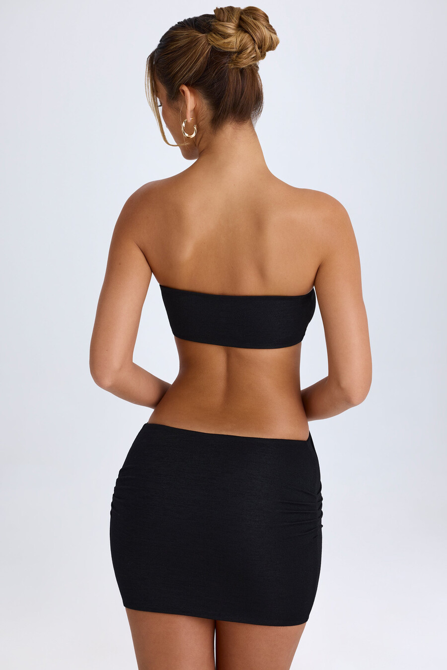 Černé minišaty s výstřihem bandeau