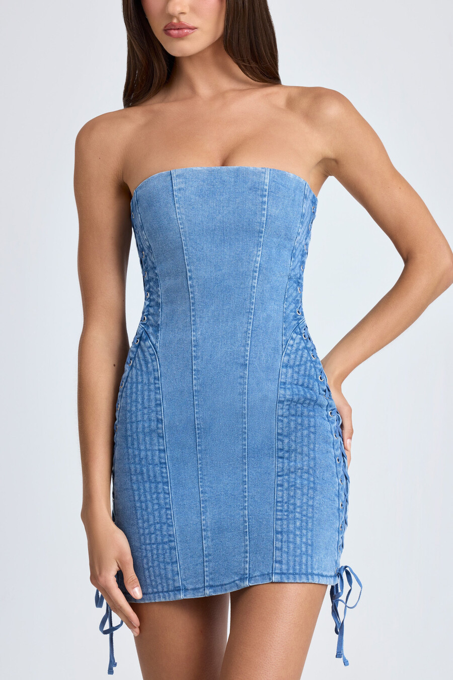 mini šaty bandeau se šněrováním ve středně modré barvě stonewash