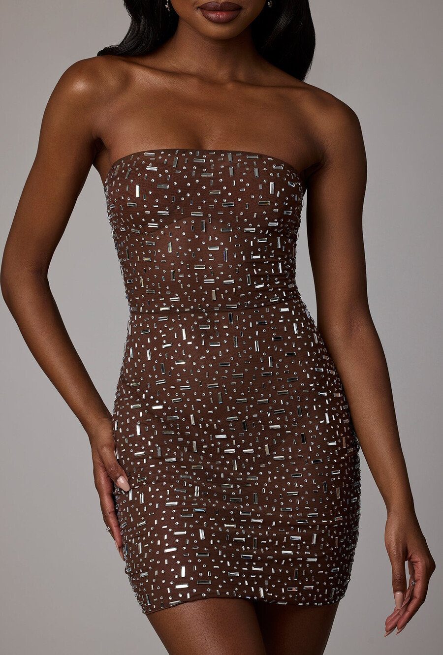 průsvitné zdobené mini šaty bodycon v tmavě kakaové barvě