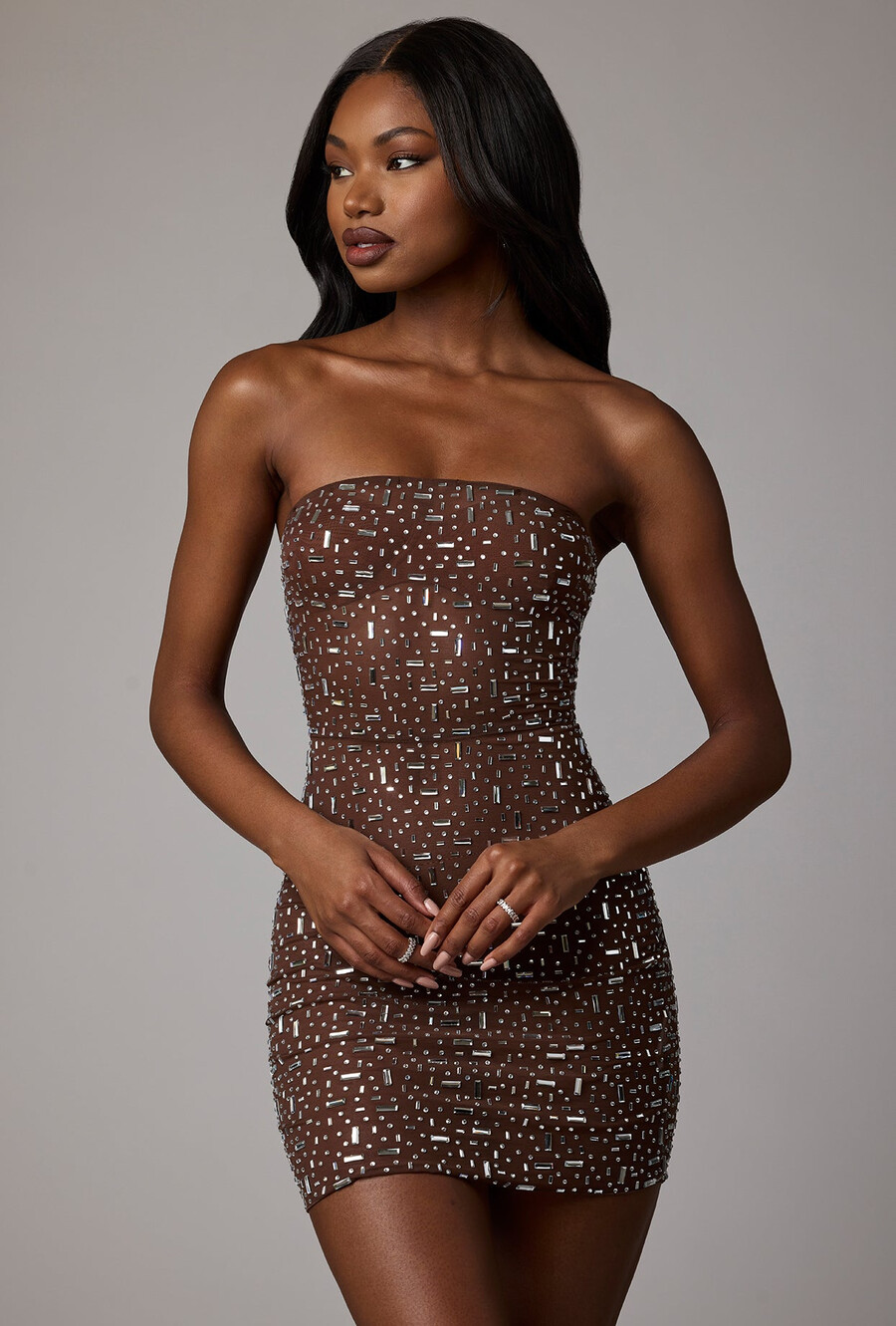 průsvitné zdobené mini šaty bodycon v tmavě kakaové barvě