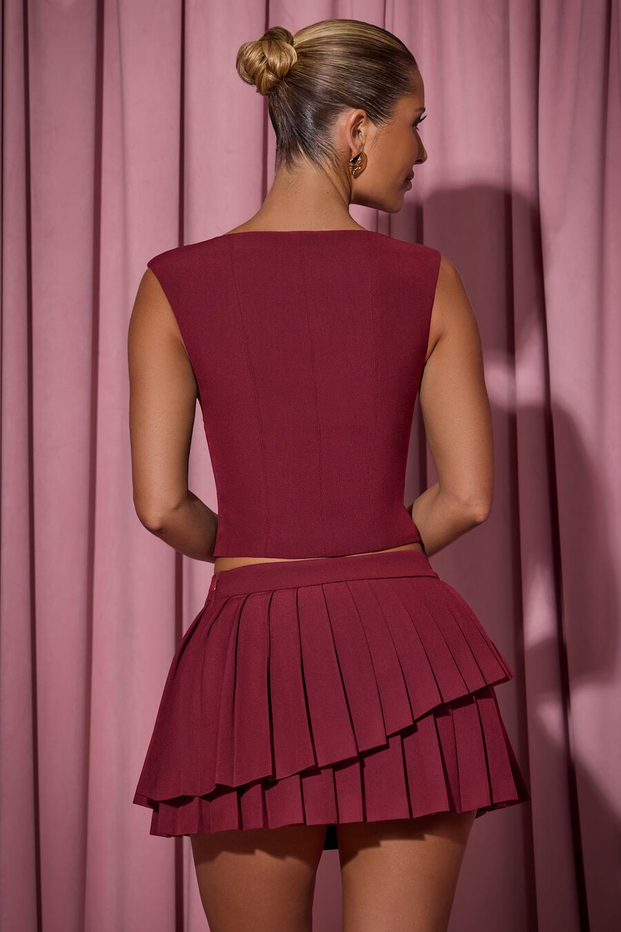 vrstvená skládaná minisukně s nízkým pasem ve vínově červené barvě
