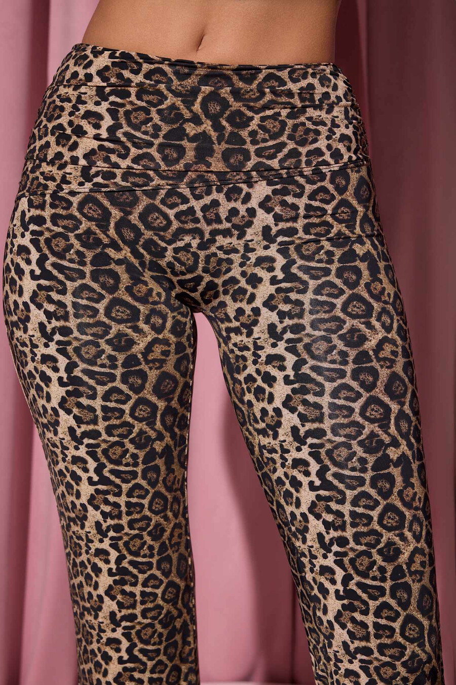 kalhoty rovných nohavic s leopardím vzorem a středním pasem