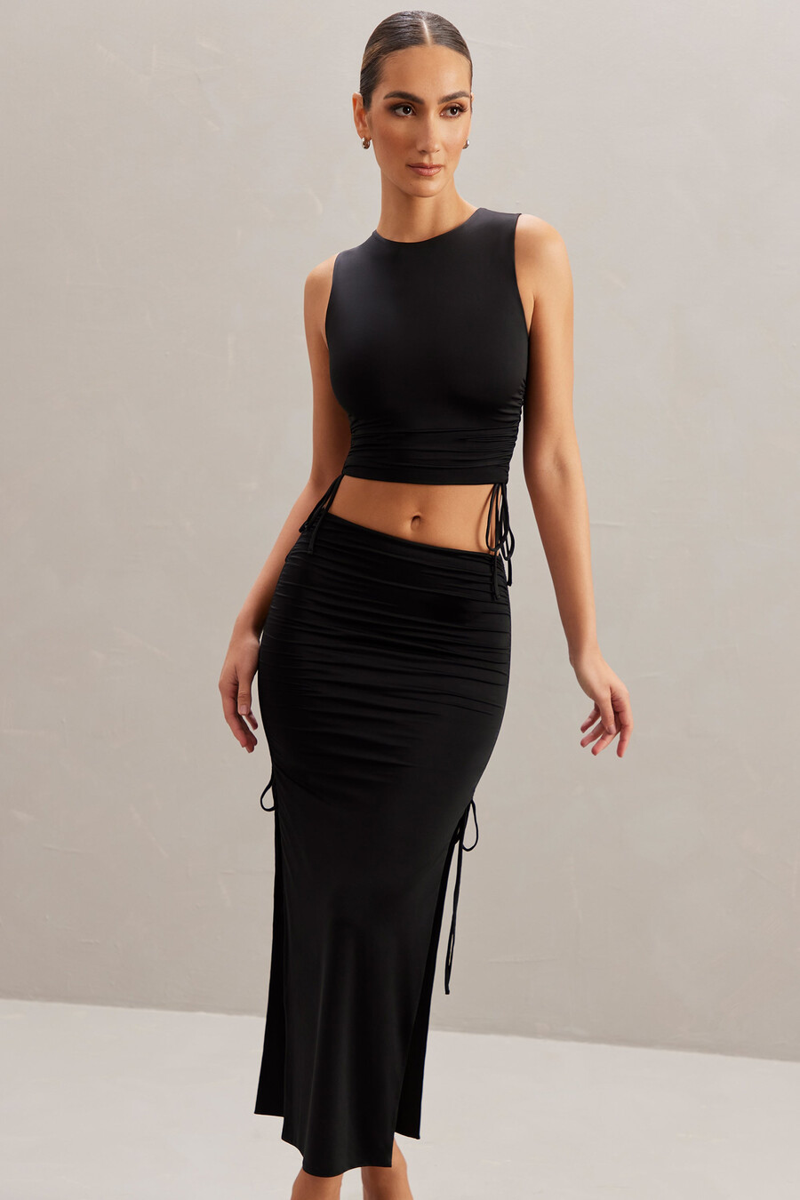midi sukně s středně vysokým pasem v černé barvě