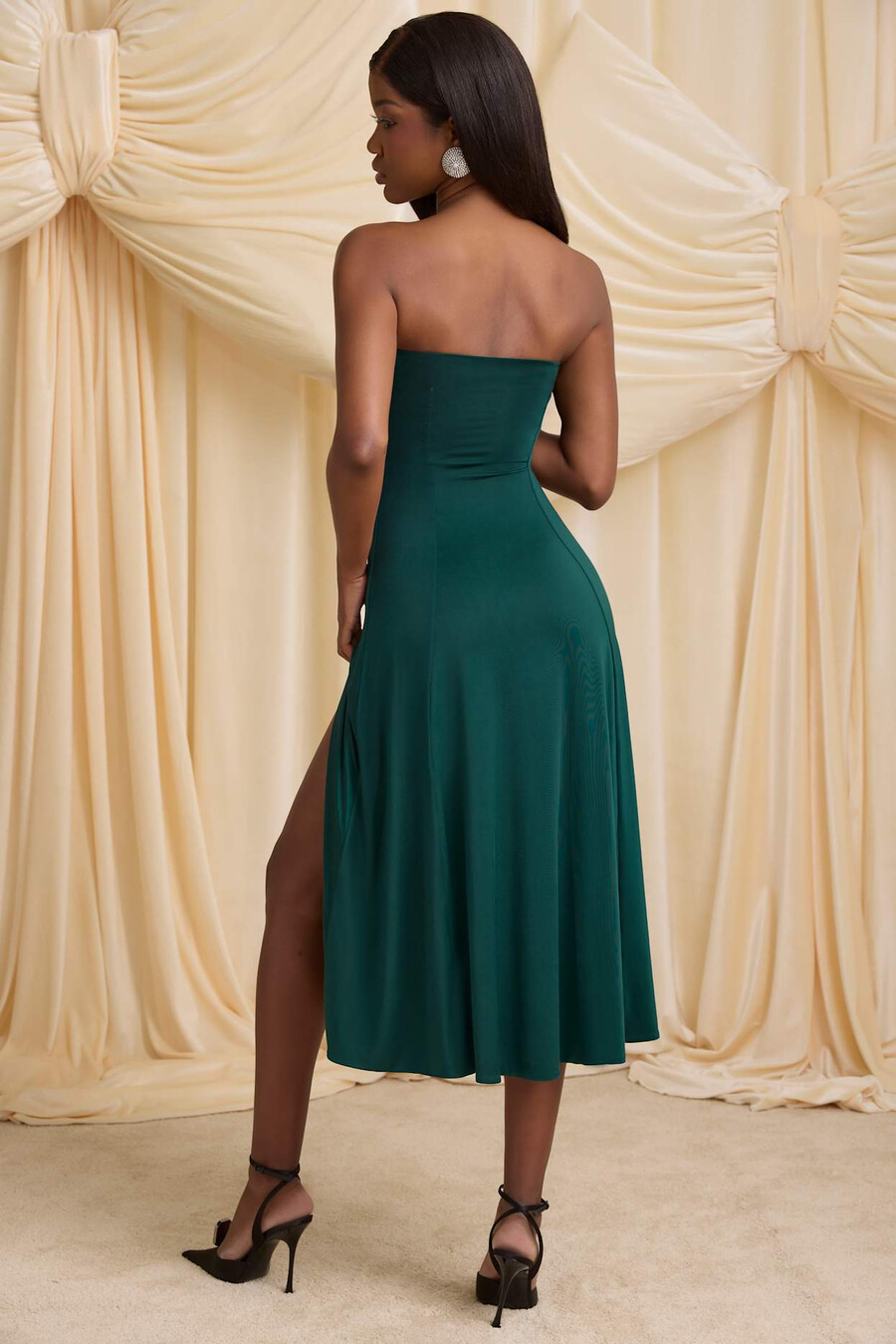 Úzké žerzejové midaxi šaty bez ramínek áčkového střihu v smaragdově zelené barvě