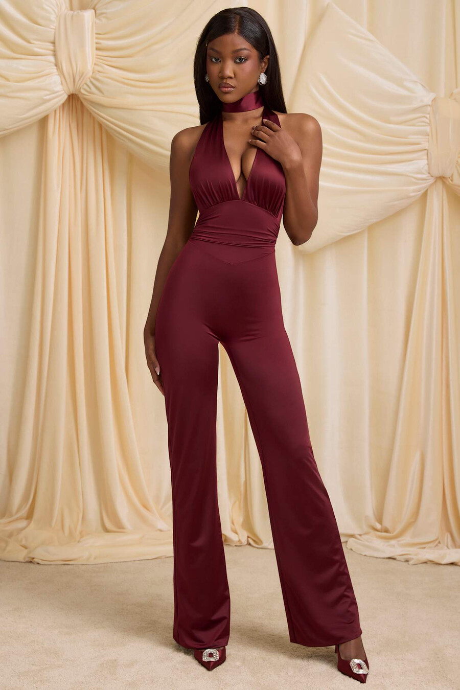 overal s šálou a výstřihem do vína