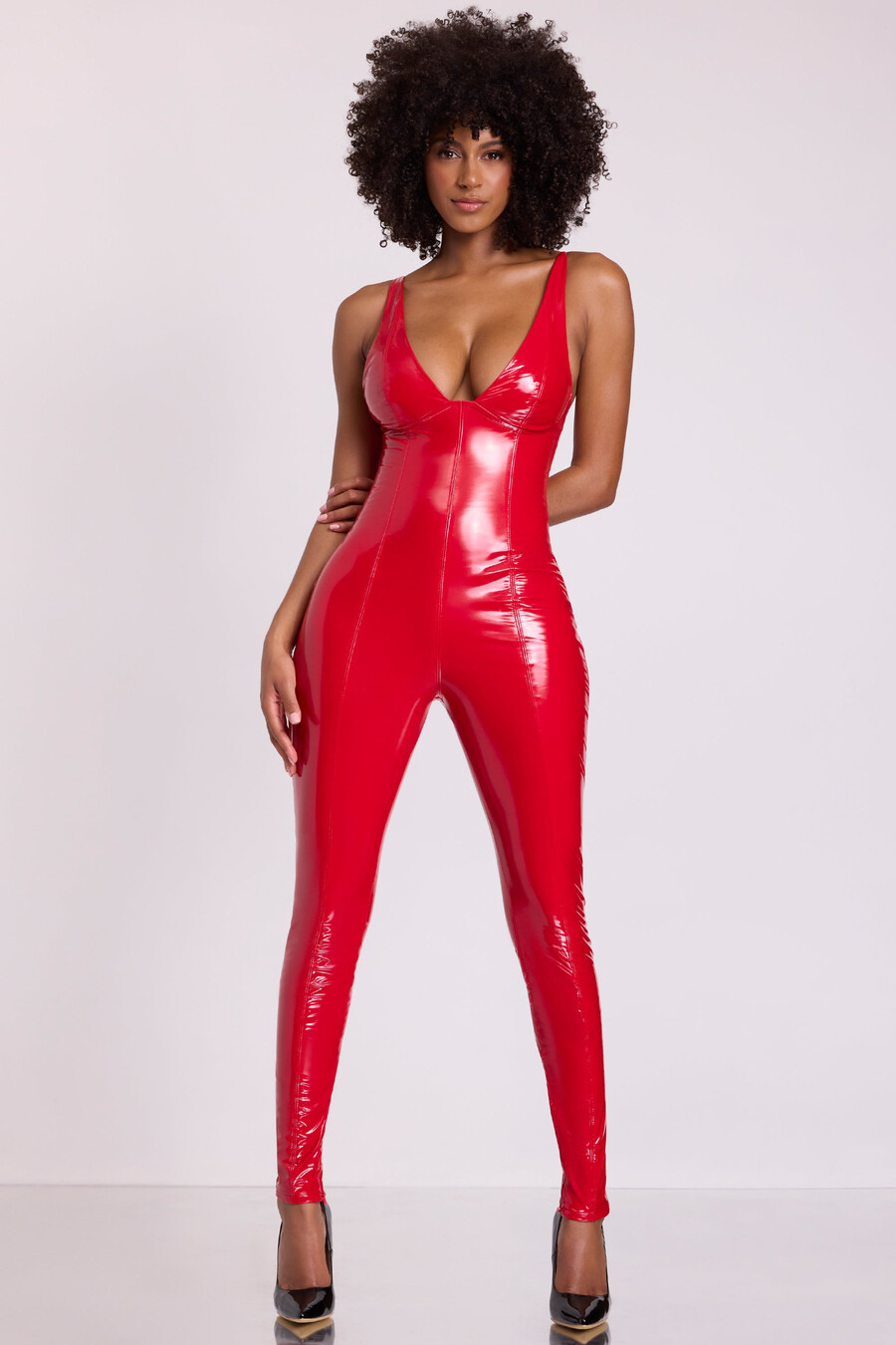 vinylový catsuit s hlubokým výstřihem v ohnivě červené barvě