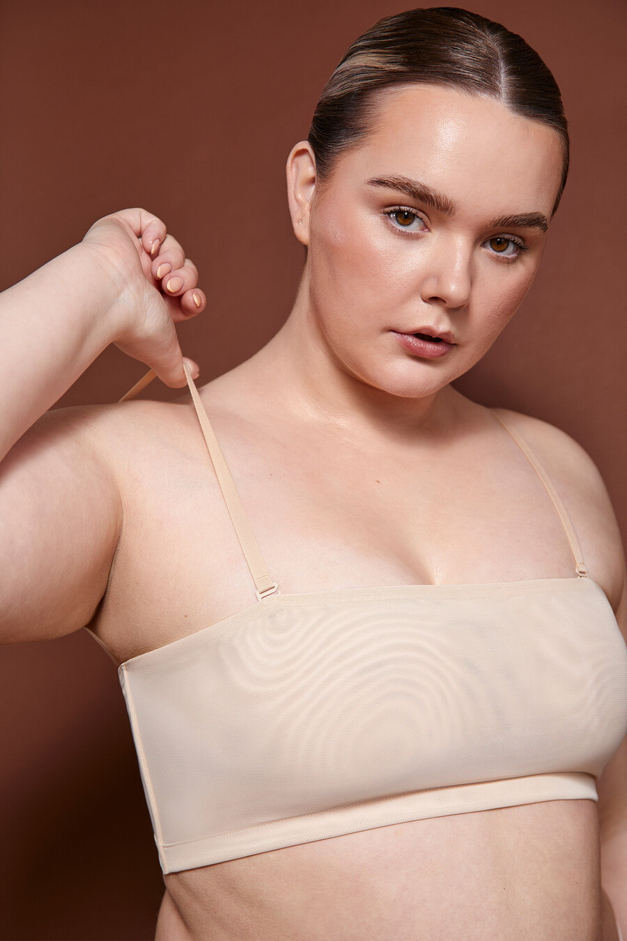 měkká síťovaná bandeau podprsenka v béžové barvě