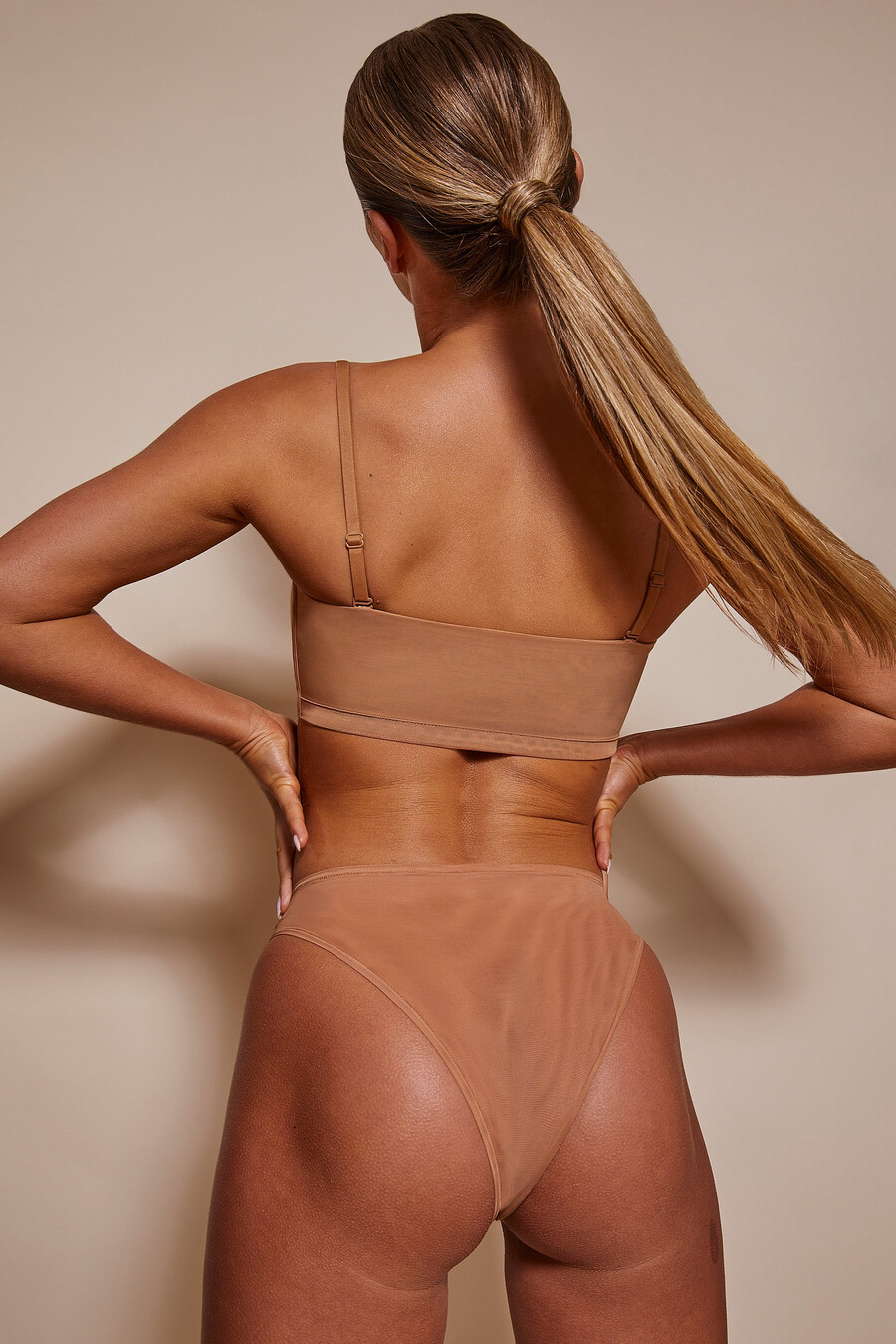 měkká síťovaná bandeau podprsenka v medové barvě