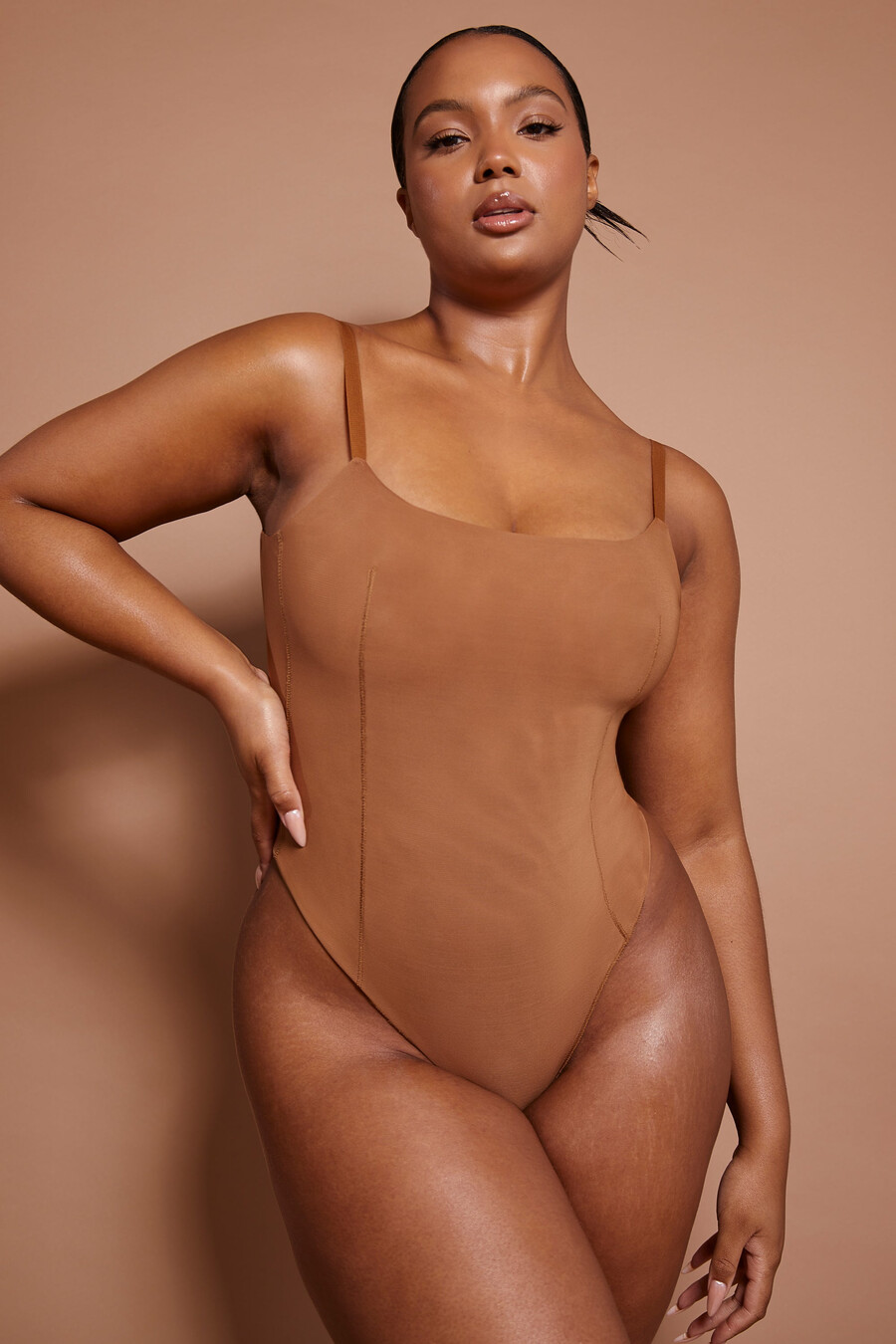 měkké síťované body v mandlové barvě