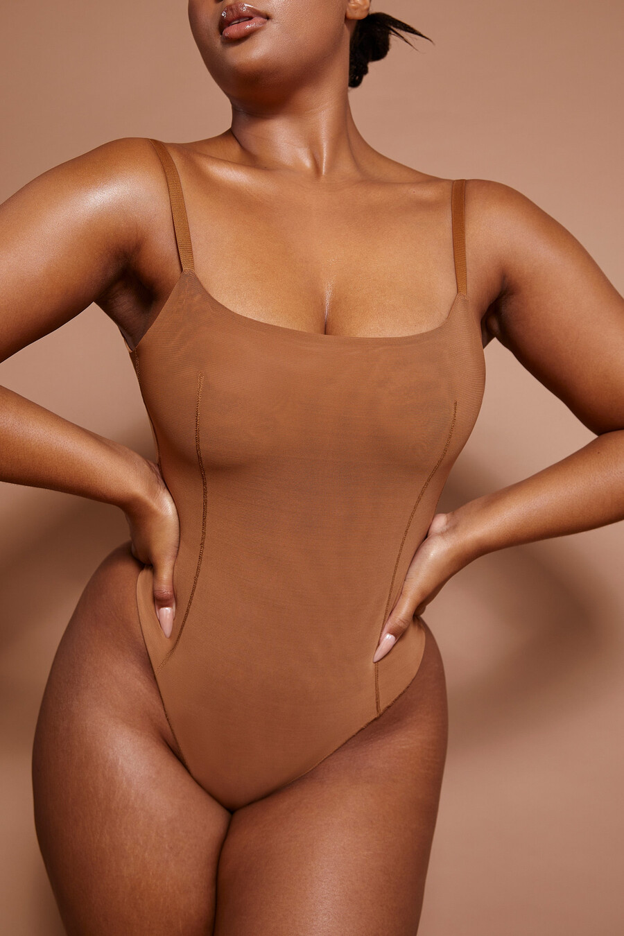 měkké síťované body v mandlové barvě