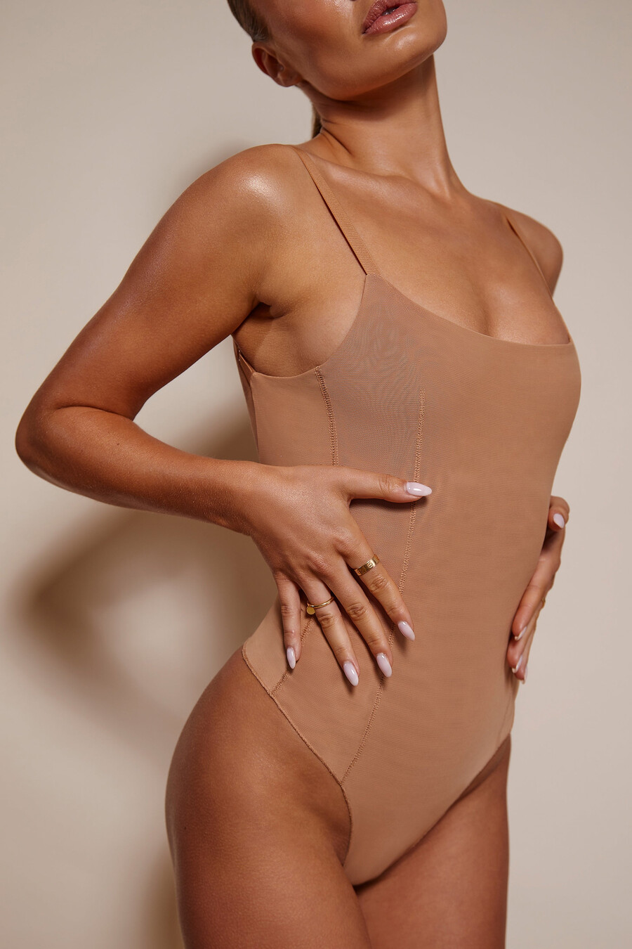 měkké síťované body v medové barvě