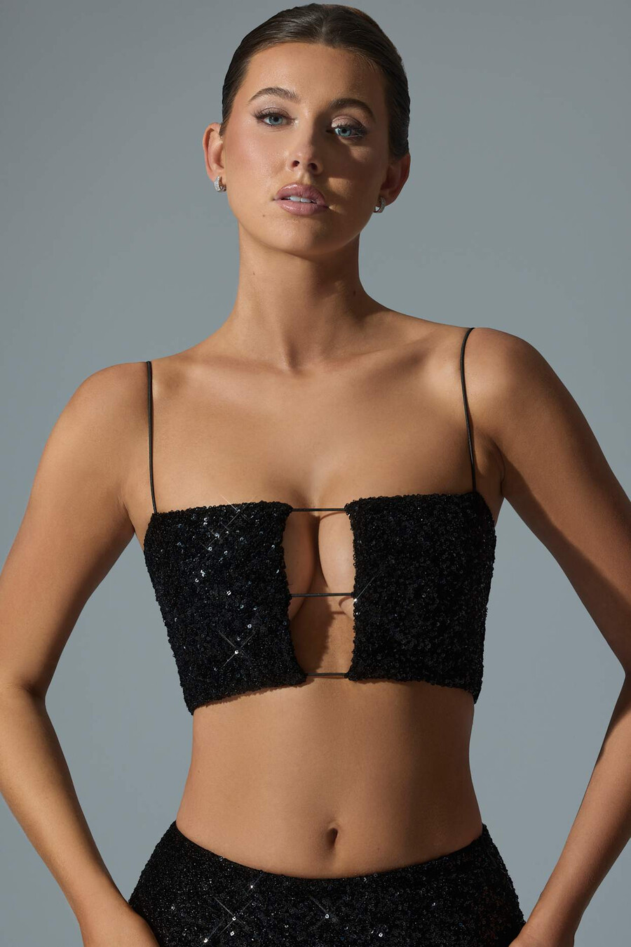 zdobený výstřihový crop top v černé barvě