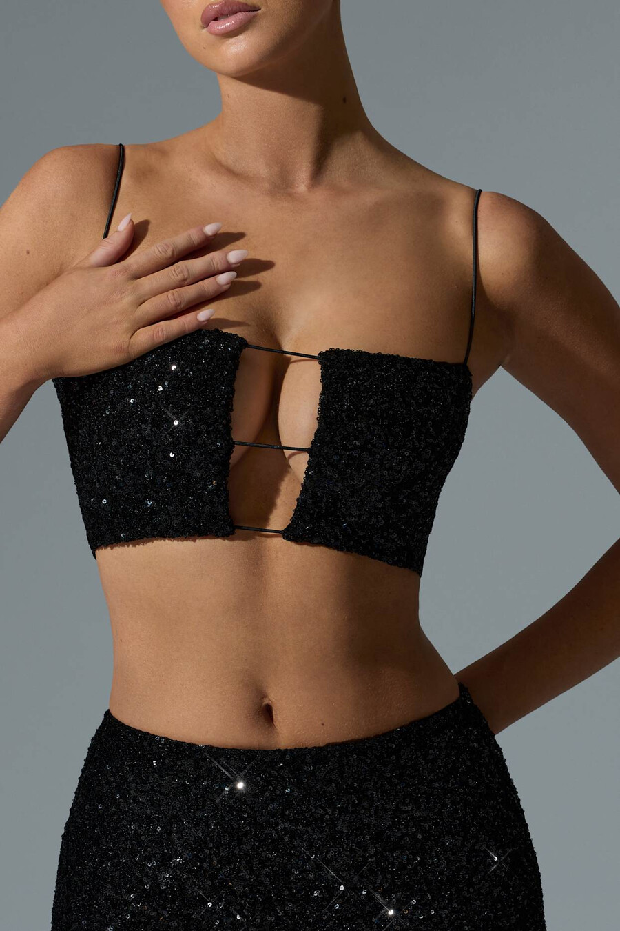 zdobený výstřihový crop top v černé barvě