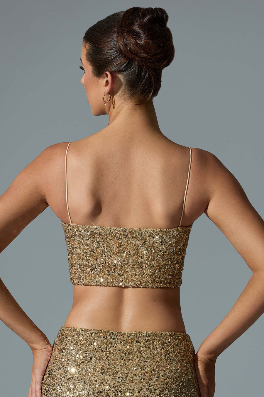 zdobený výstřihový crop top ve zlaté barvě
