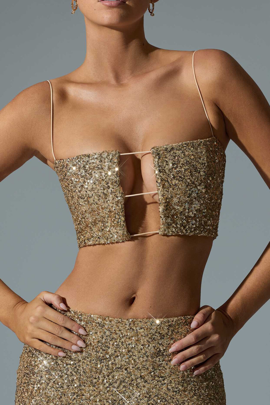 zdobený výstřihový crop top ve zlaté barvě
