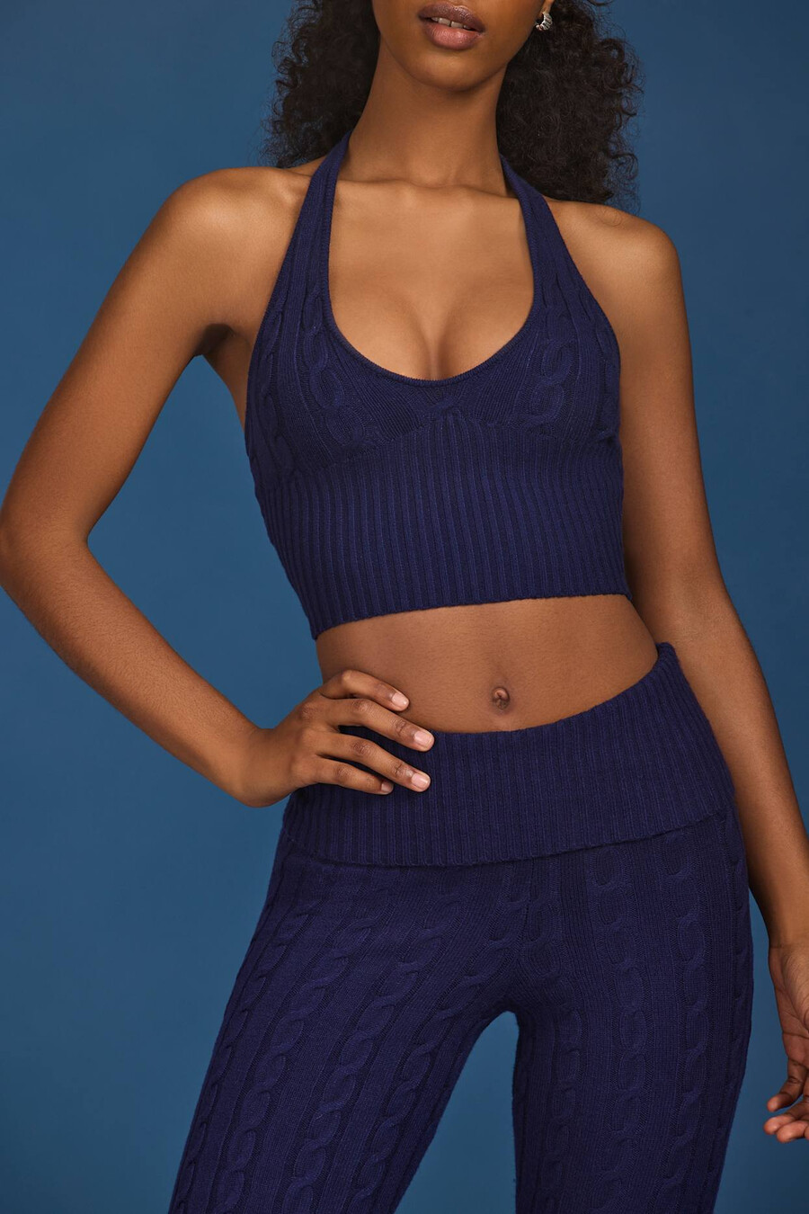 crop top s pleteným výstřihem do v v tmavě modré barvě