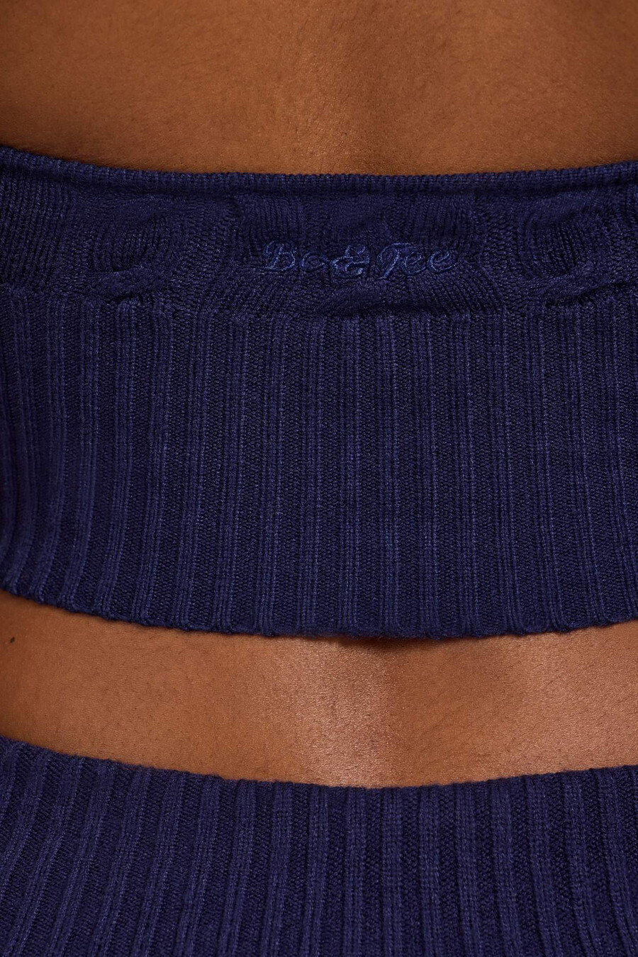 crop top s pleteným výstřihem do v v tmavě modré barvě