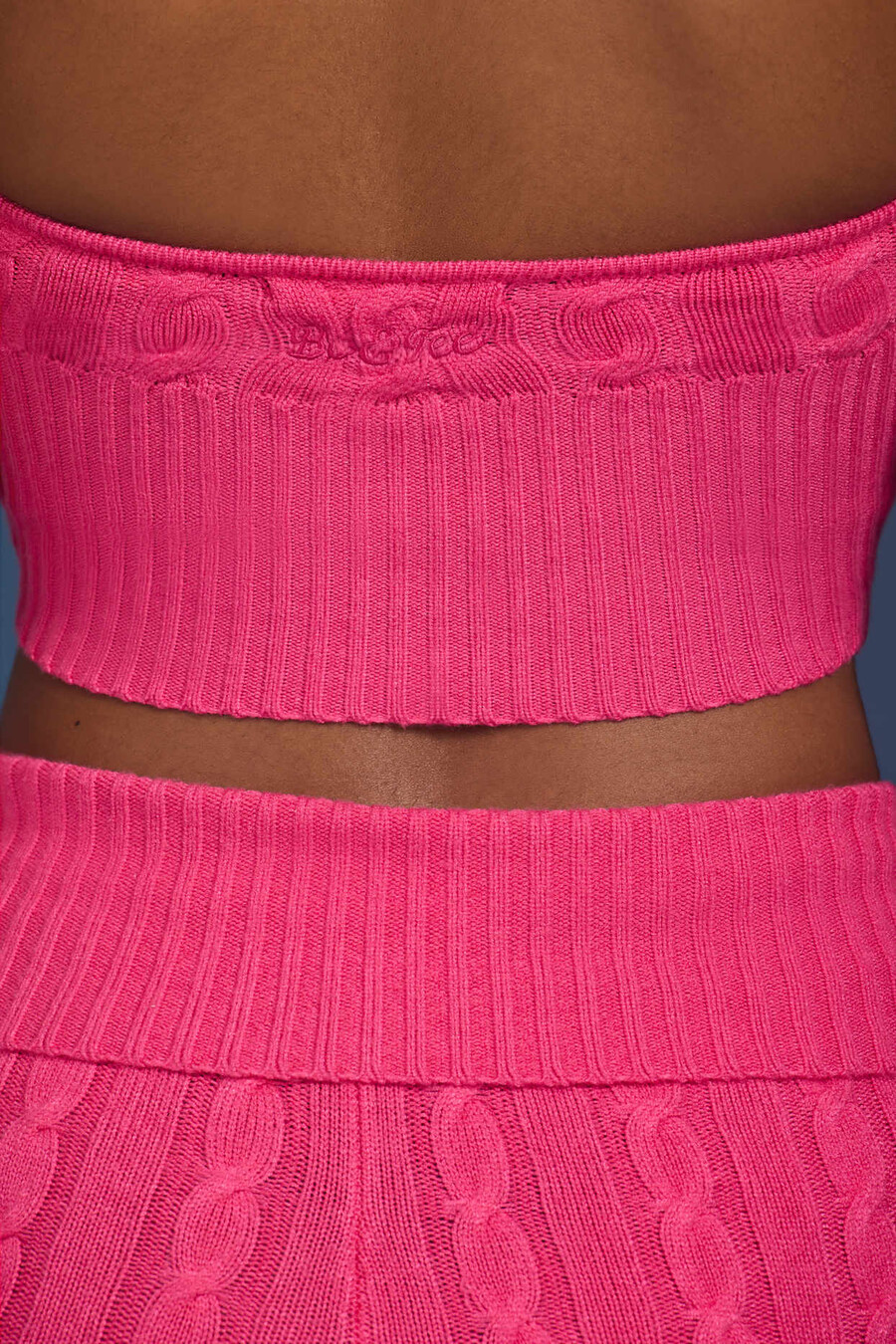 crop top s pleteným výstřihem do v v zářivě růžové barvě
