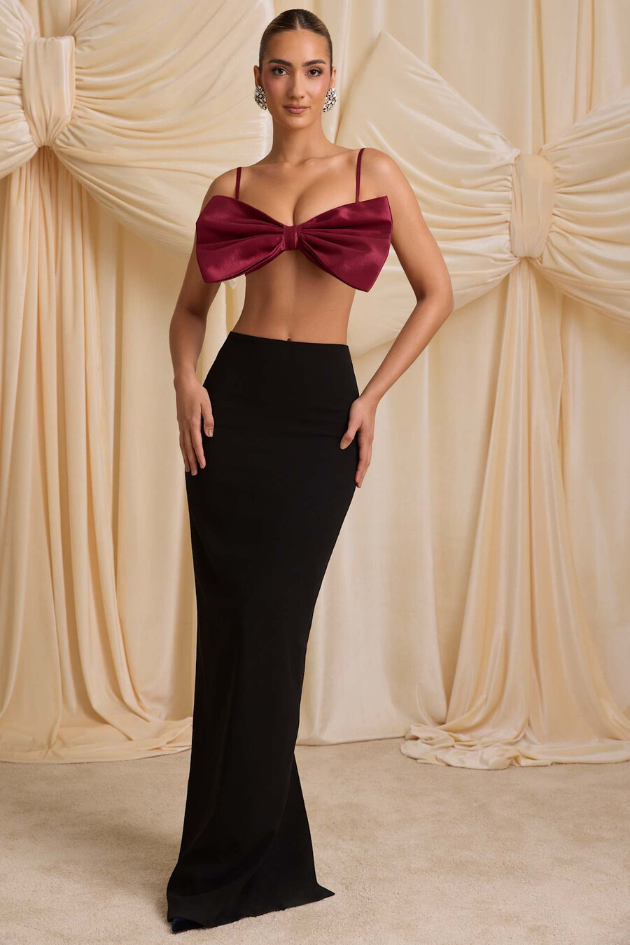 crop top bez ramínek s mašlí ve vínově červené barvě