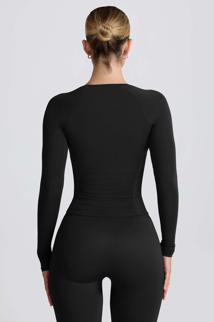 Černý top s dlouhým rukávem z tencel modal s volány