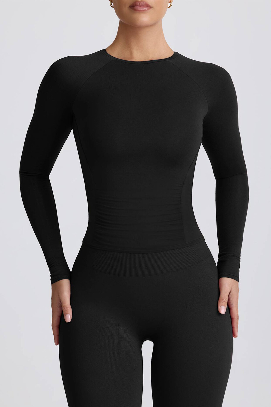 Černý top s dlouhým rukávem z tencel modal s volány