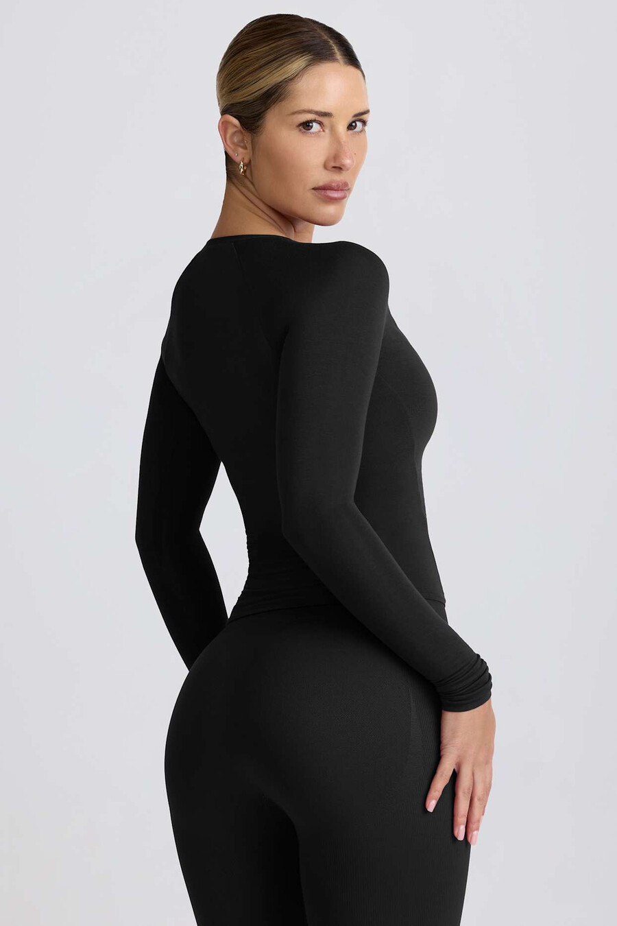 Černý top s dlouhým rukávem z tencel modal s volány