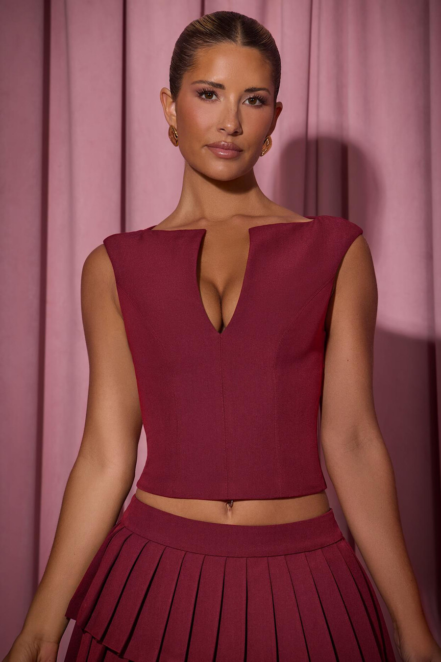 otevřený crop top ve vínově červené barvě