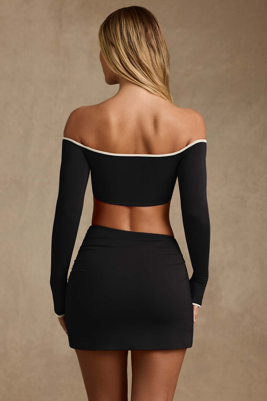 Černý crop top z modalu s kontrastním lemem