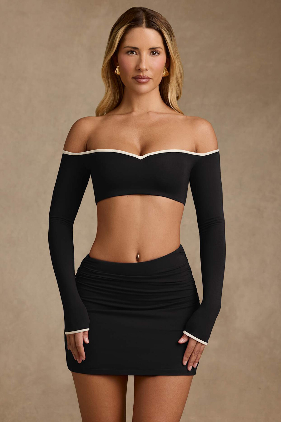 Černý crop top z modalu s kontrastním lemem