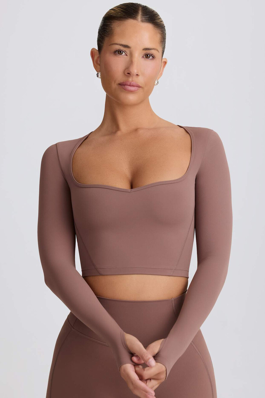 měkký aktivní crop top s výstřihem do srdce v barvě mocha