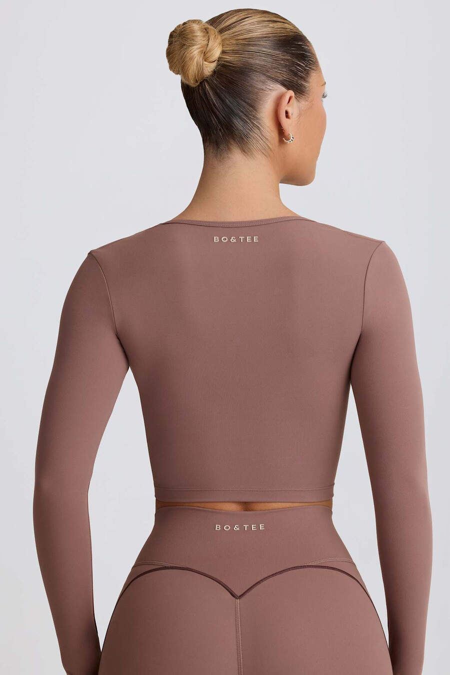 měkký aktivní crop top s výstřihem do srdce v barvě mocha