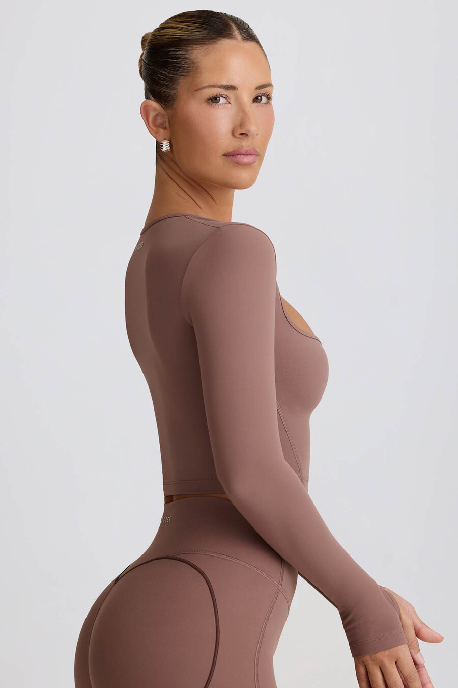 měkký aktivní crop top s výstřihem do srdce v barvě mocha