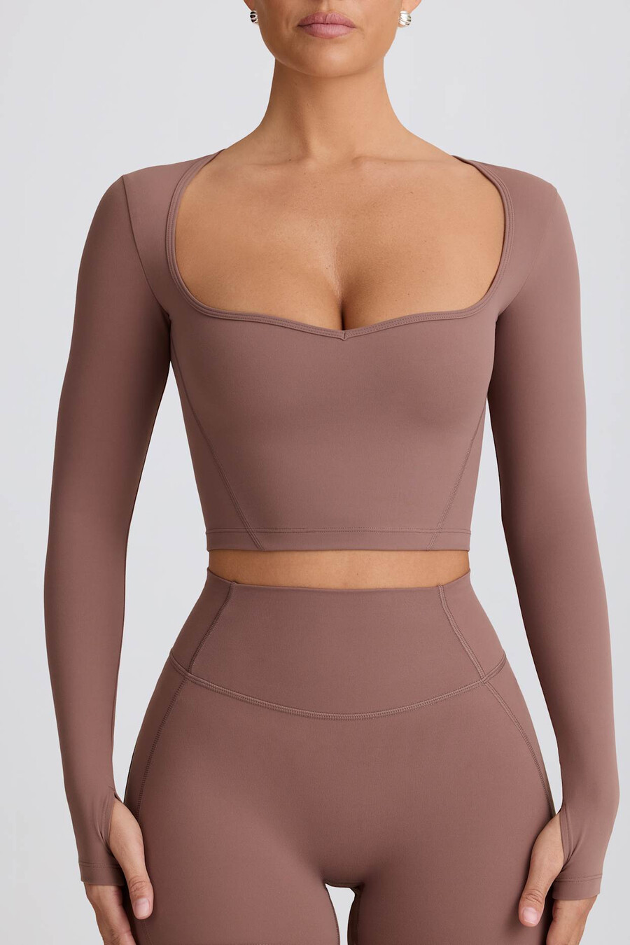 měkký aktivní crop top s výstřihem do srdce v barvě mocha