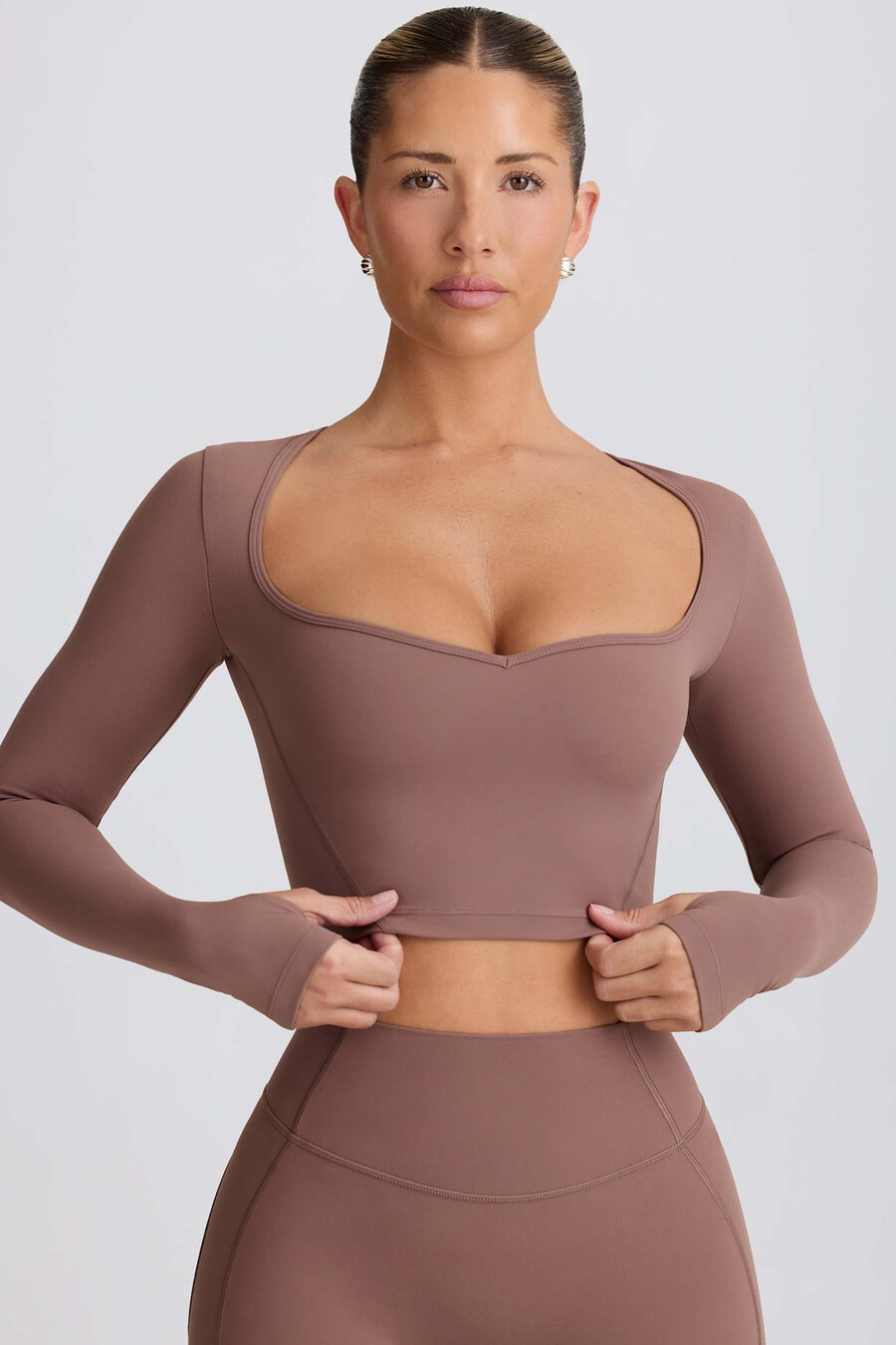 měkký aktivní crop top s výstřihem do srdce v barvě mocha