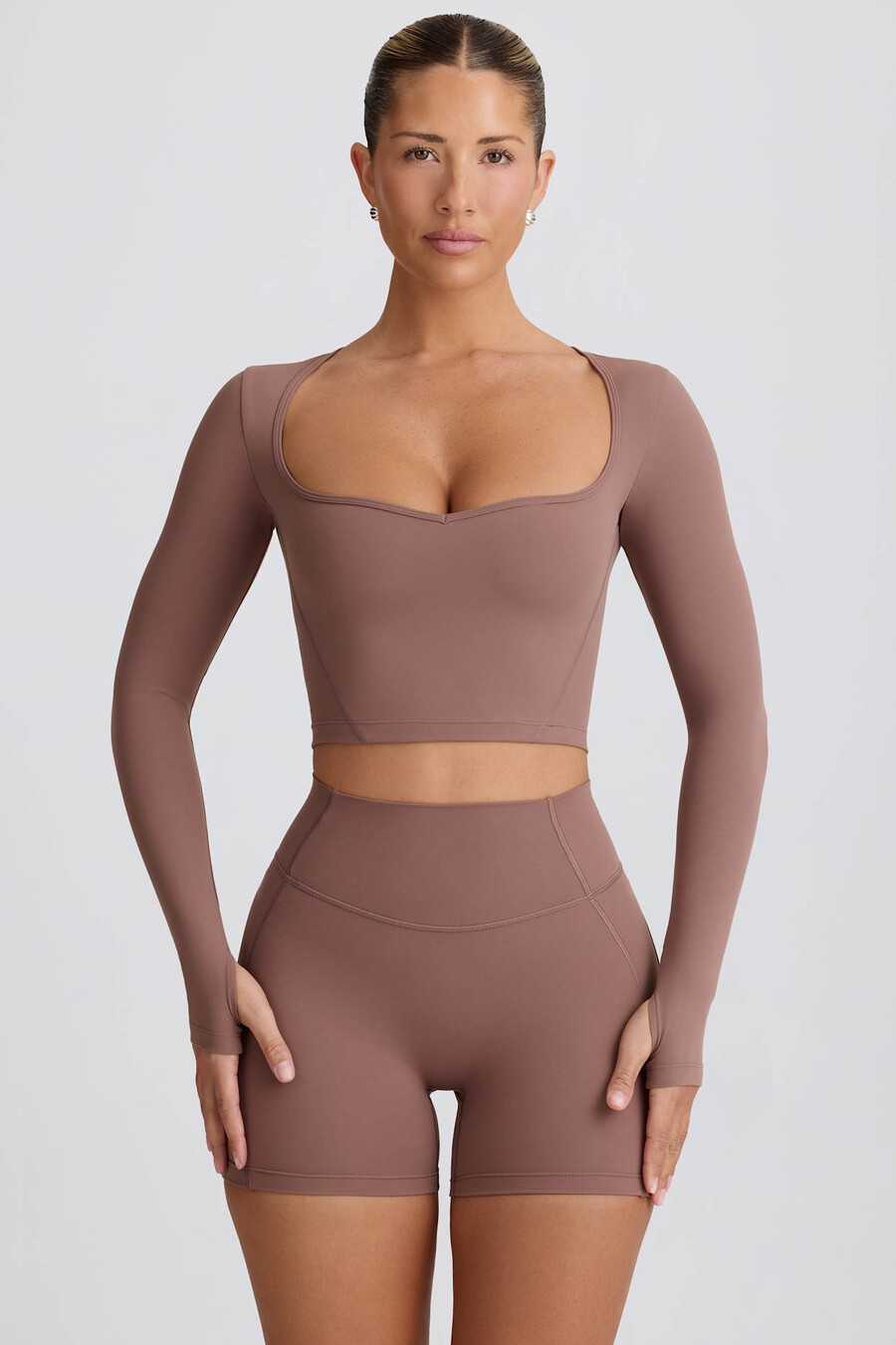 měkký aktivní crop top s výstřihem do srdce v barvě mocha