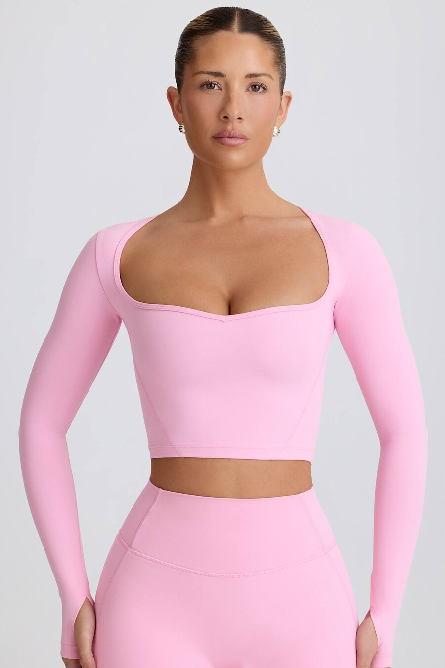 měkký aktivní crop top s výstřihem do srdce v baby růžové barvě