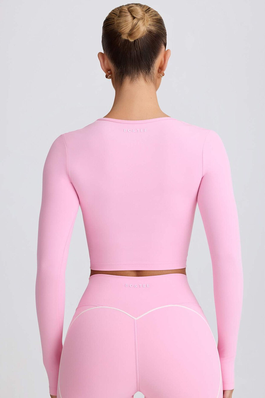 měkký aktivní crop top s výstřihem do srdce v baby růžové barvě