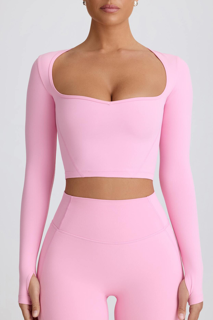 měkký aktivní crop top s výstřihem do srdce v baby růžové barvě