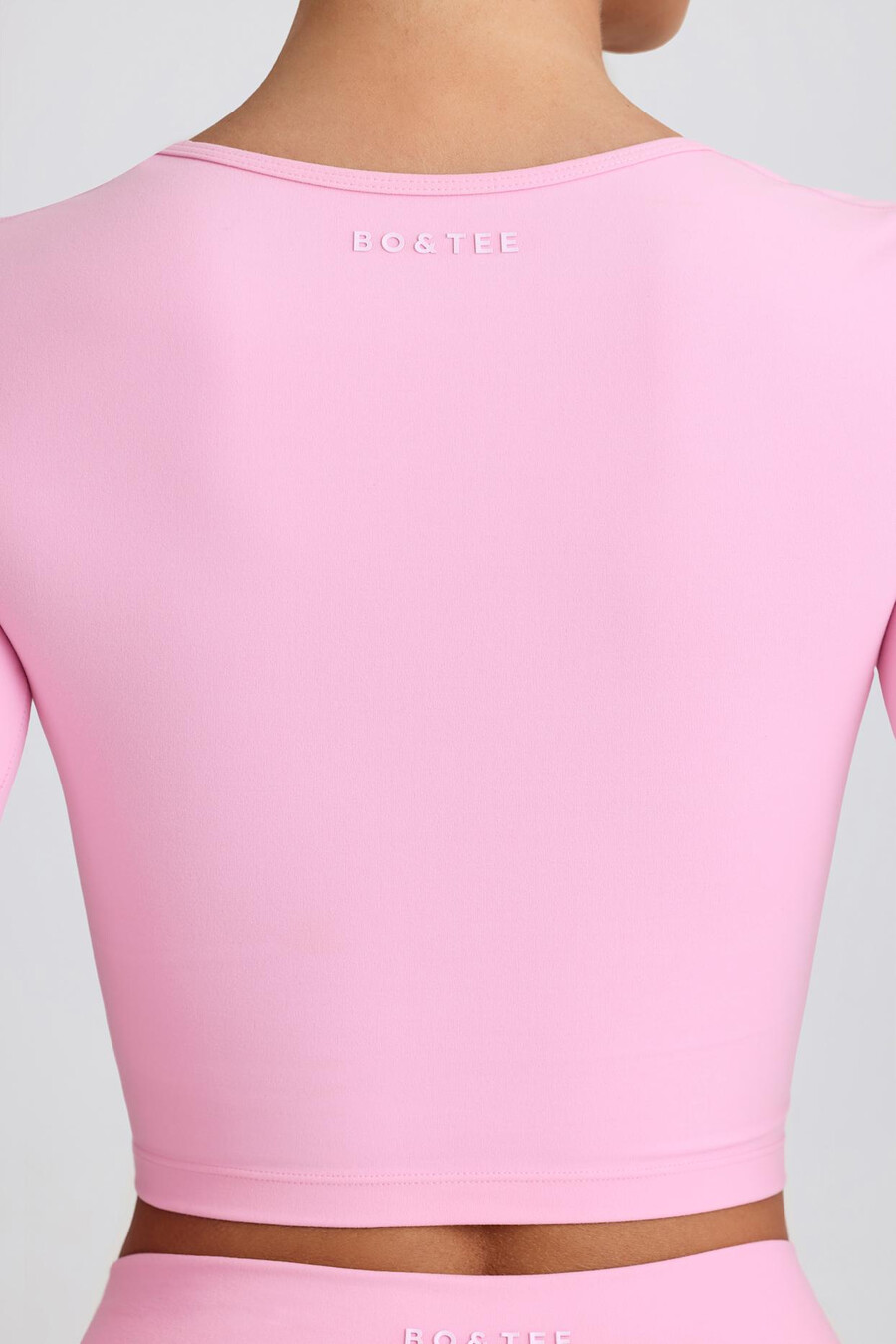 měkký aktivní crop top s výstřihem do srdce v baby růžové barvě