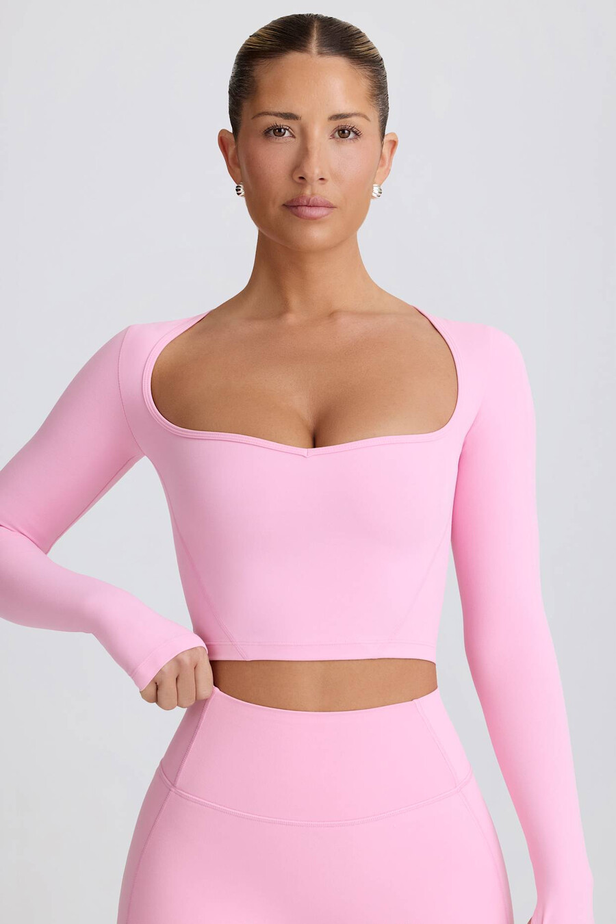 měkký aktivní crop top s výstřihem do srdce v baby růžové barvě