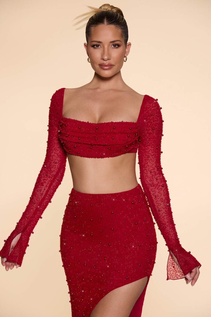 zdobený crop top s kapucí a výstřihem v červené barvě