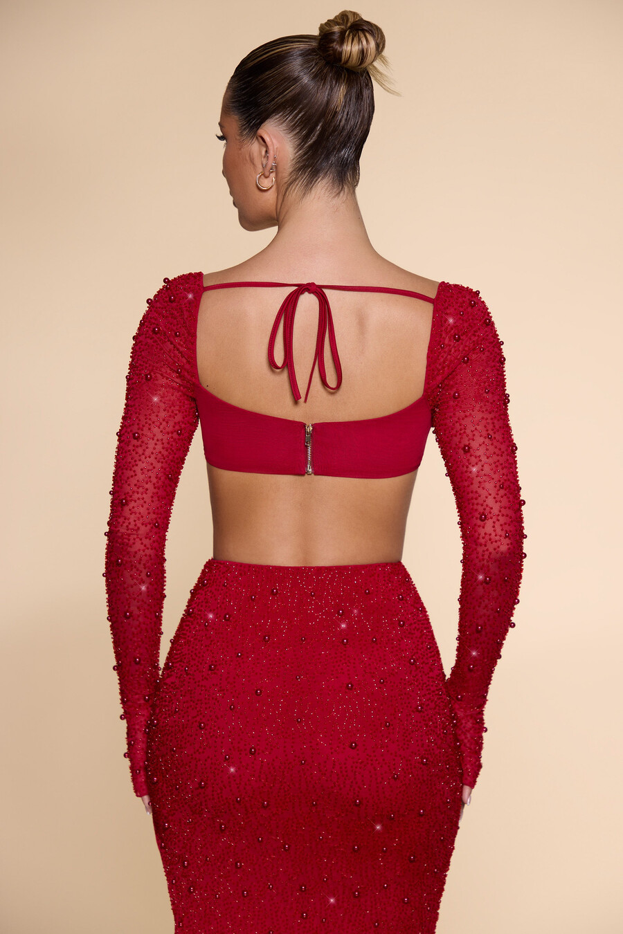 zdobený crop top s kapucí a výstřihem v červené barvě