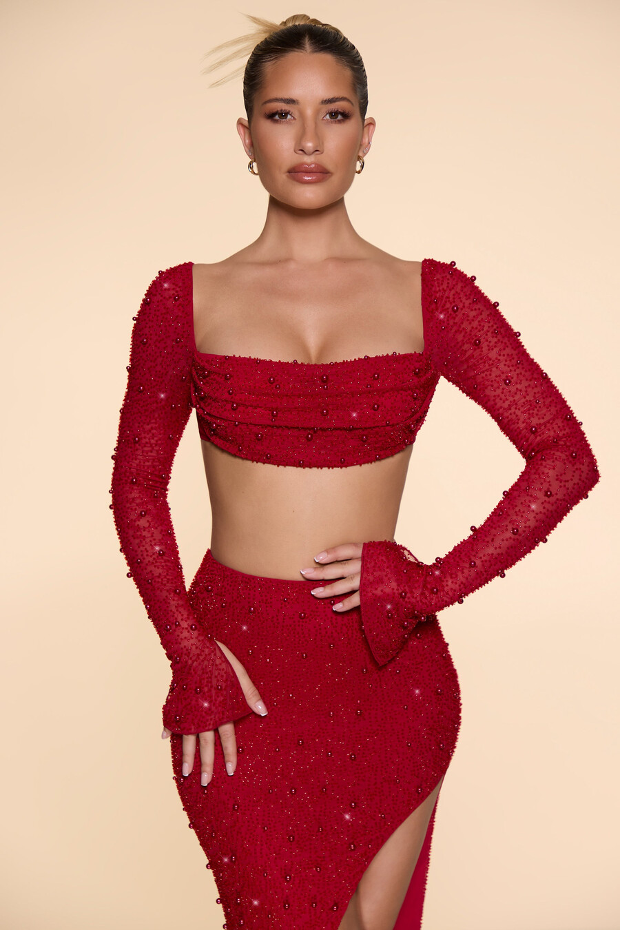 zdobený crop top s kapucí a výstřihem v červené barvě