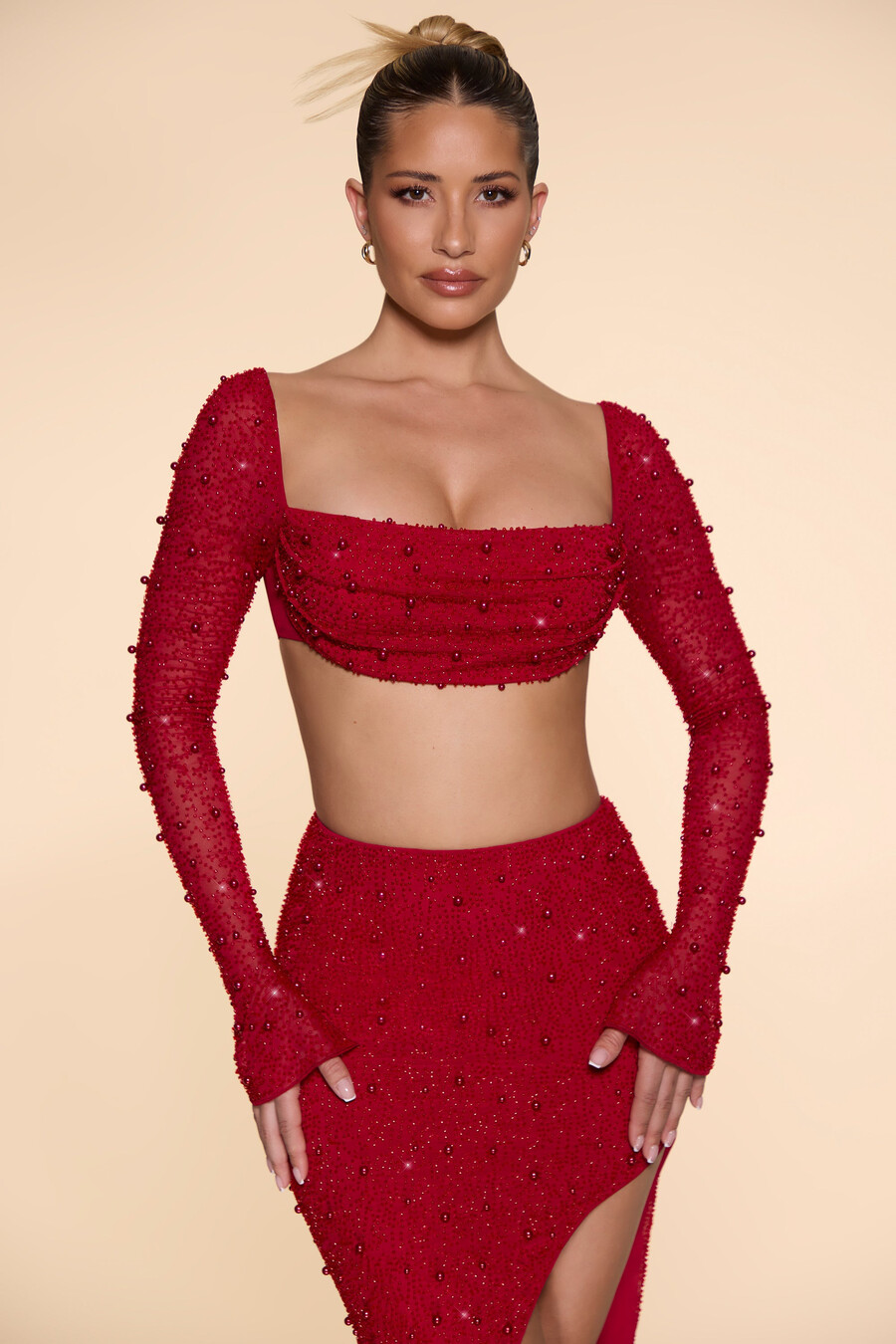 zdobený crop top s kapucí a výstřihem v červené barvě