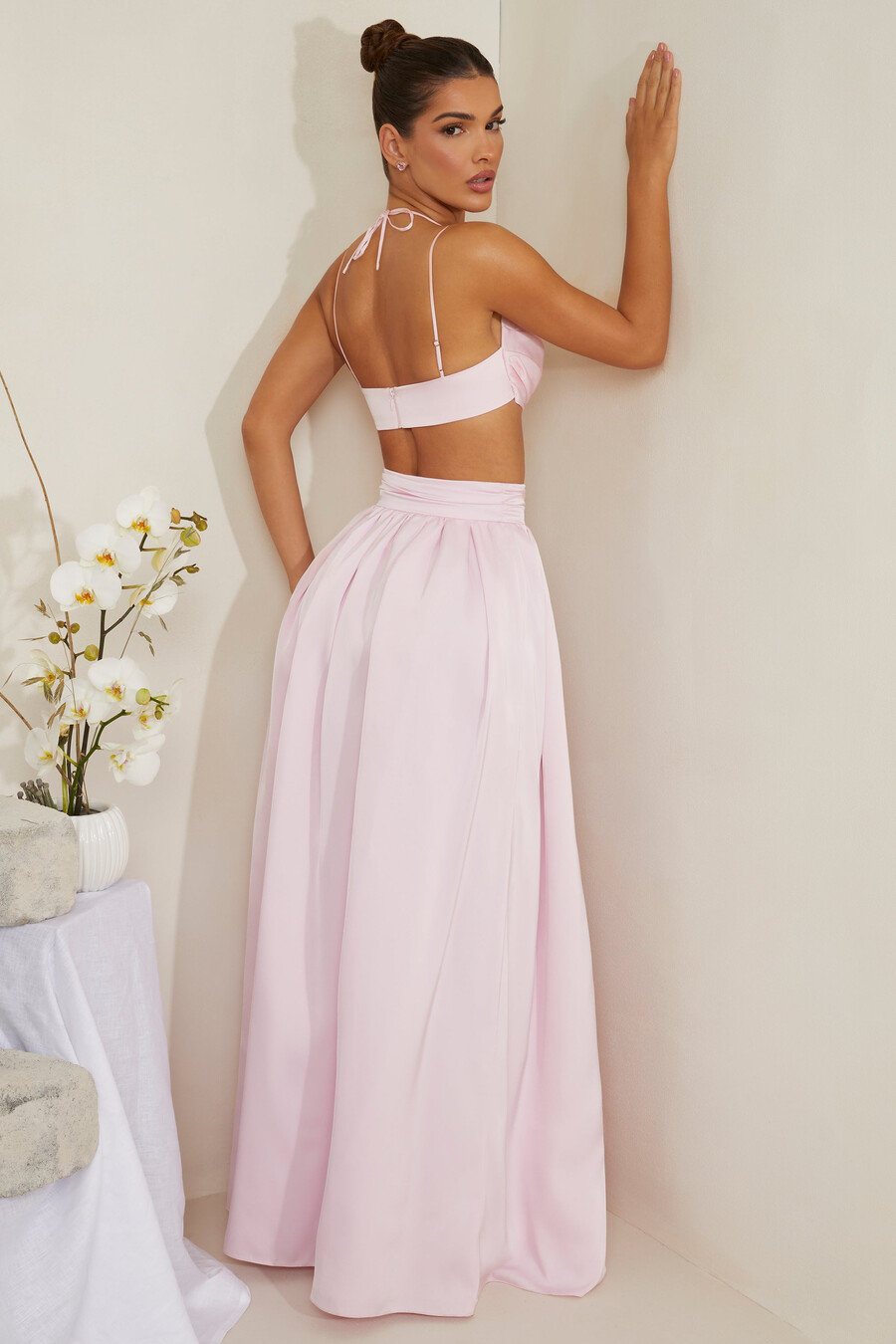 růžový saténový crop top s kapucí