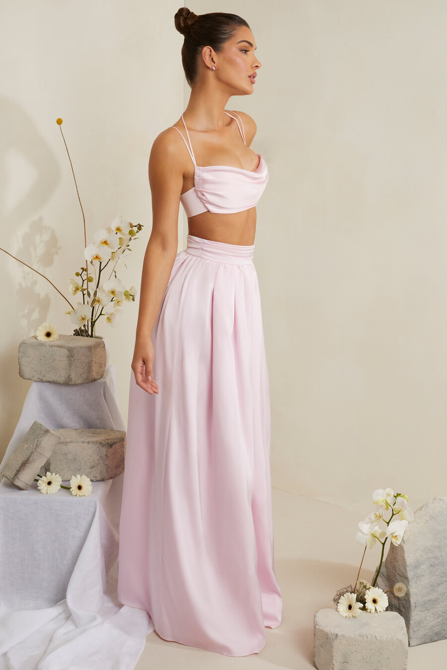 růžový saténový crop top s kapucí