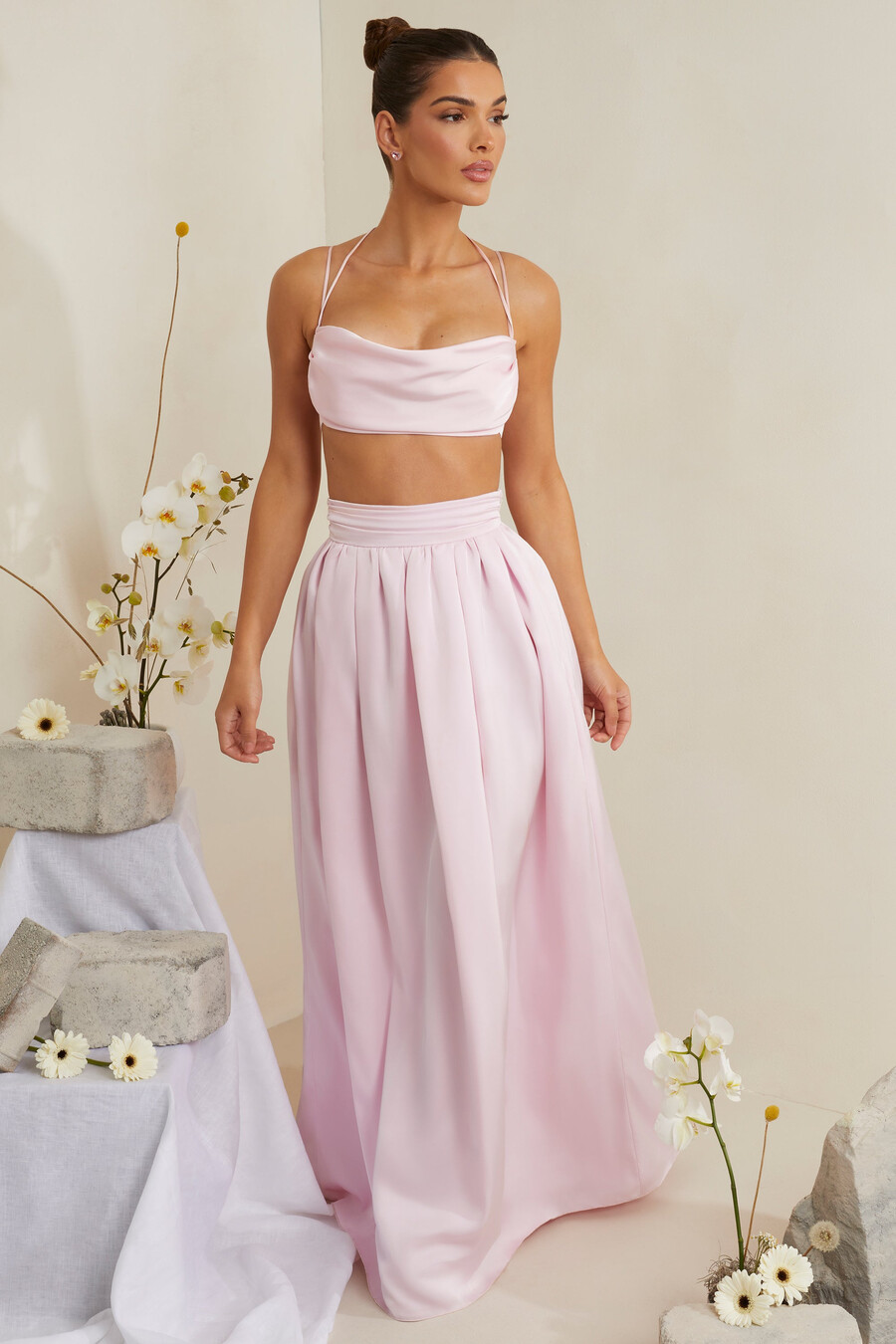 růžový saténový crop top s kapucí