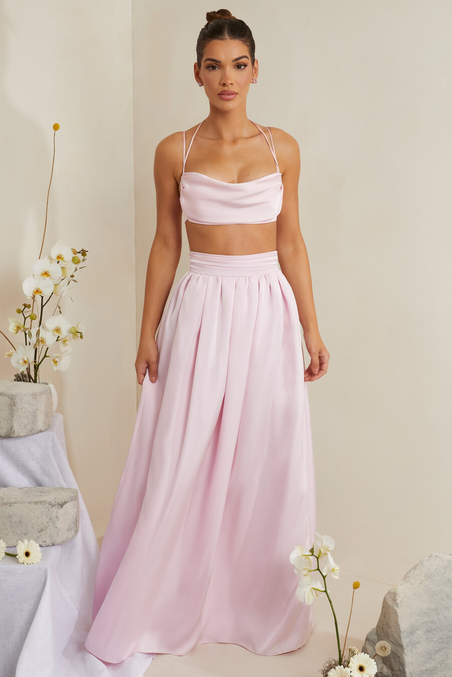 růžový saténový crop top s kapucí