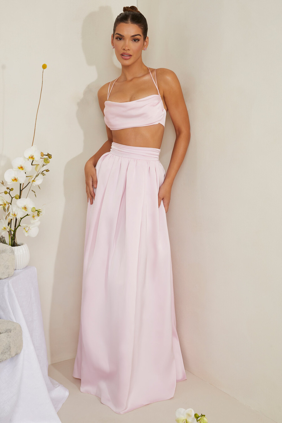 růžový saténový crop top s kapucí